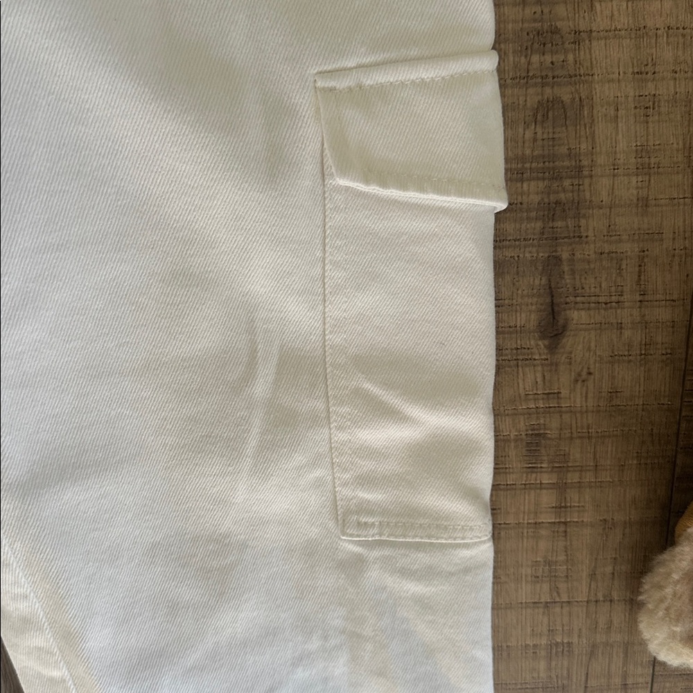 Wilfred Free x Aritzia white cargo jeans size 2 - Picture 5 of 7